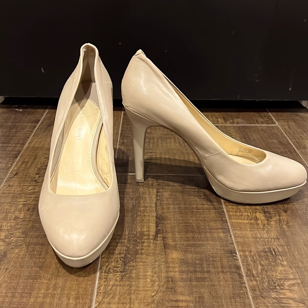 Gianni Bini nude platform heels 9.5